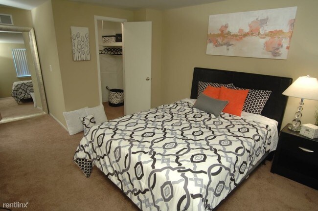 Building Photo - 1 br, 1 bath Townhome - Foxcroft of Shelby...