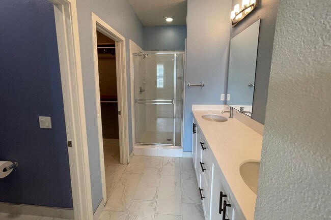 Building Photo - Stunning Portola Springs 3 Bed 3 Bath Condo