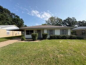 Building Photo - Amazing 3 Bed/1 Bath House FULLY remodeled with Central Air & Heat