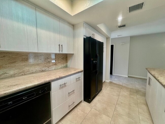 Building Photo - AVAILABLE NOW!!  BEAUTIFUL 2-Bedroom 3 -bathroom Condo in La Quint Palms! MOVE IN SPECIAL 50% OFF...