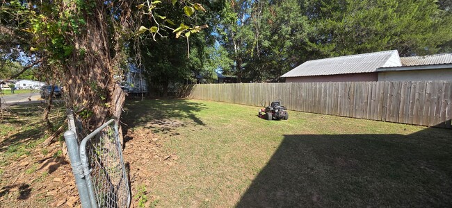 Building Photo - Large home on a corner lot in Ville Platte