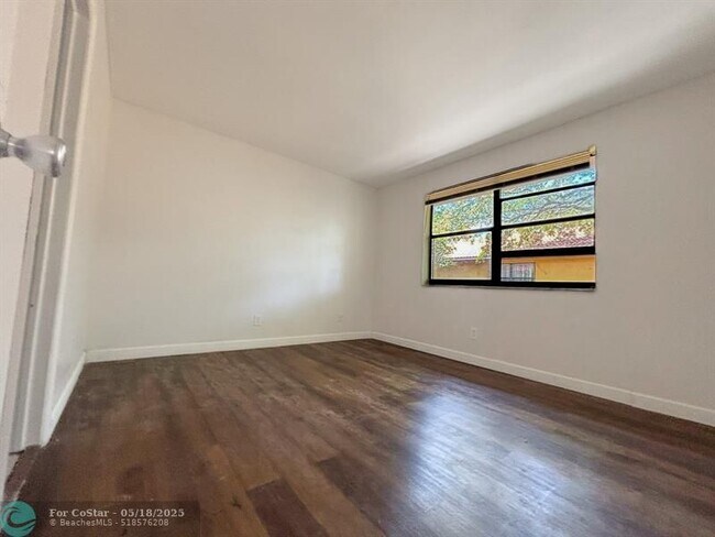 Building Photo - 4165 NW 114th Terrace