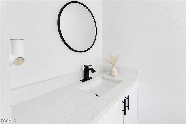 Building Photo - 1675 Temple Terrace