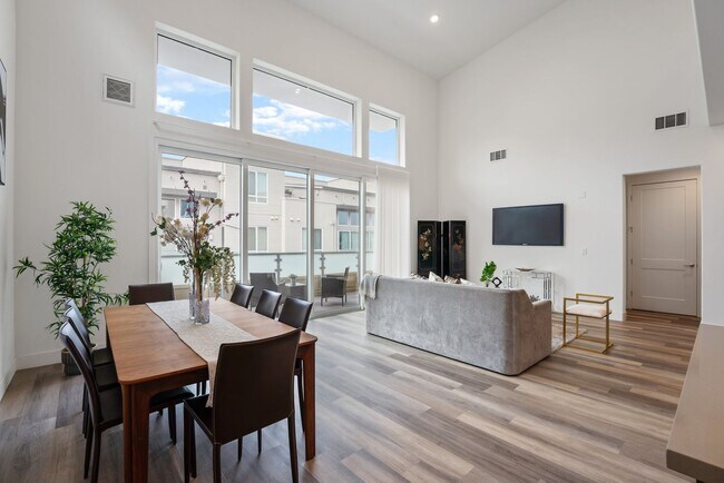 Building Photo - Gorgeous penthouse condo in East Industrial neighborhood – Fremont!