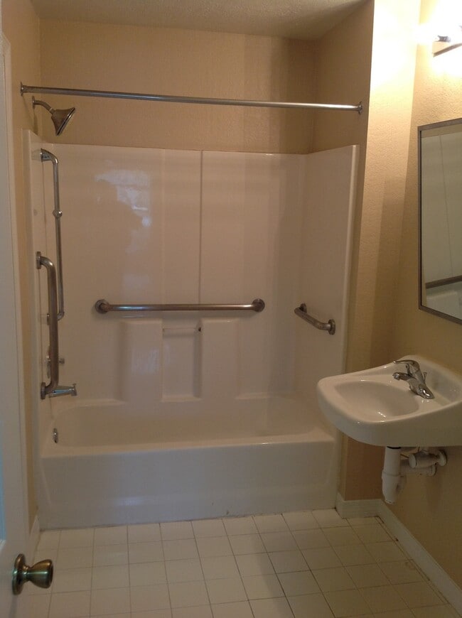 Building Photo - First Floor 2/2 in Gated Cypress Fairway !!