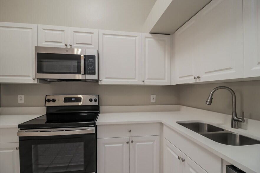 Building Photo - 1052 Alpug Ave