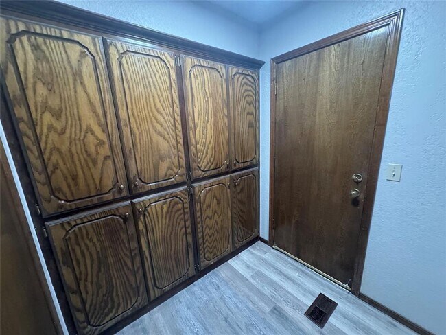 Building Photo - 325 E Parkland Dr