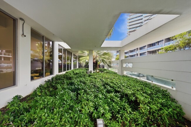 Building Photo - 13800 Highland Dr