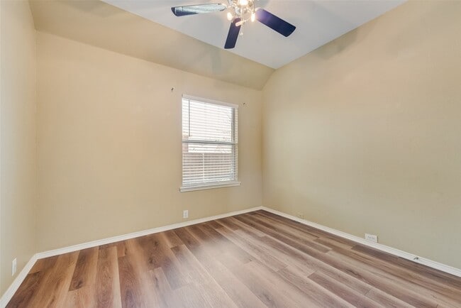Building Photo - 2600 Spring Dr