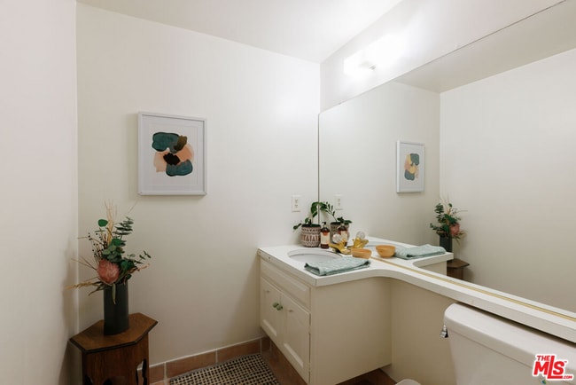 Building Photo - 6760 Hillpark Dr