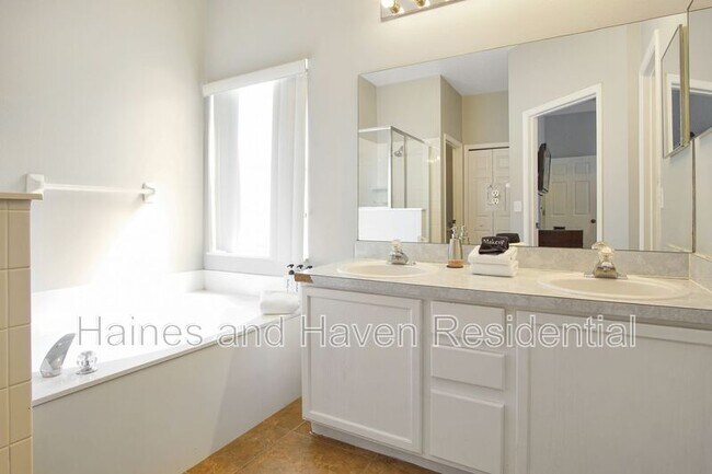 Building Photo - 323 Castlemain Cir