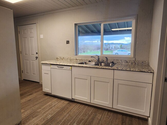 Building Photo - Newly Renovated Pet Friendly 2 Bed / 1 Bat...