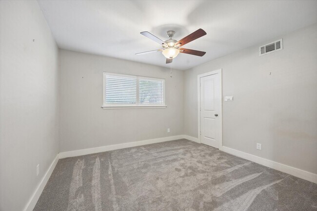 Building Photo - 10303 Greenwillow Dr