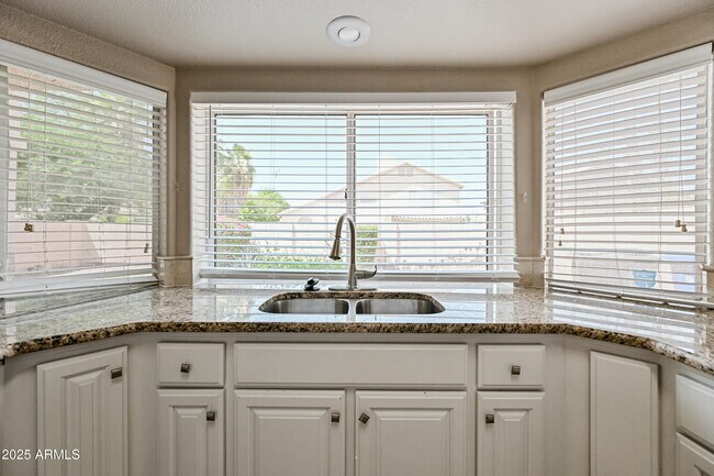 Building Photo - 3830 E Tanglewood Dr