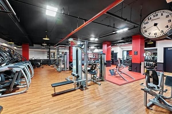Building Photo - 515 W 38th St