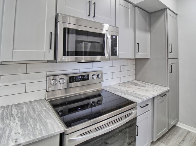 Building Photo - New Remodel! Gorgeous 2 Bedroom Condo! Amazing Location!