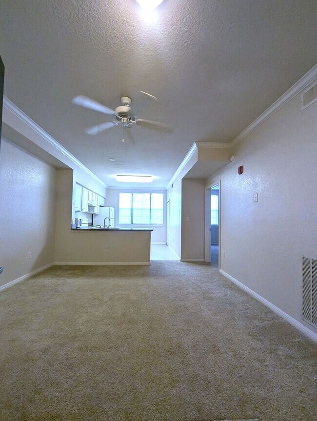 Building Photo - 1x1 Bright and spacious, convenient 1st fl...