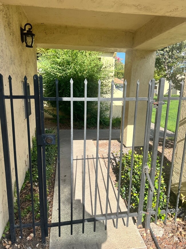 Building Photo - 1604 Porter Way