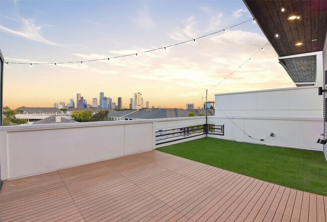 Building Photo - 529 Memorial Heights Dr