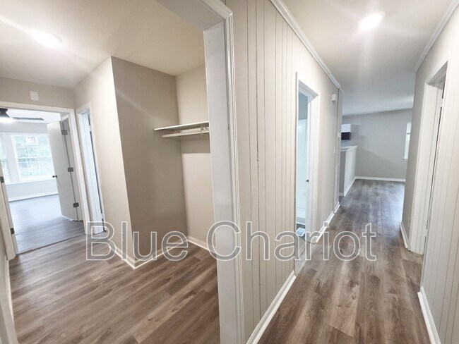 Building Photo - 837 Waring St