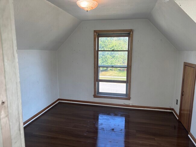 Bed Room 1 - 314 S Park St