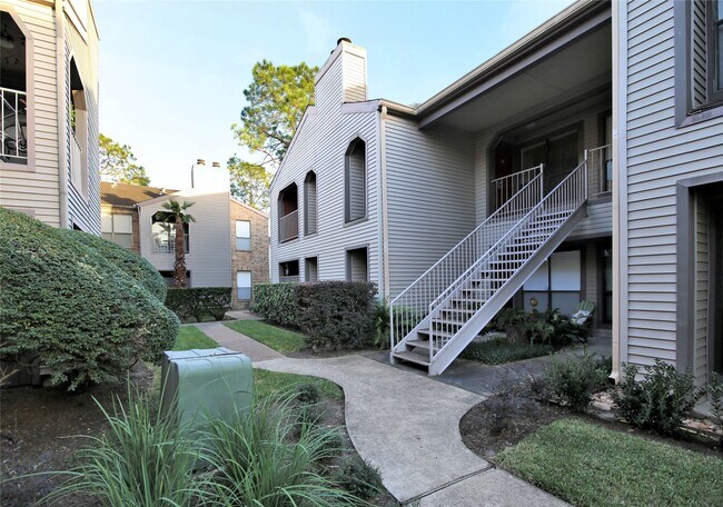 Building Photo - 2025 Augusta Dr