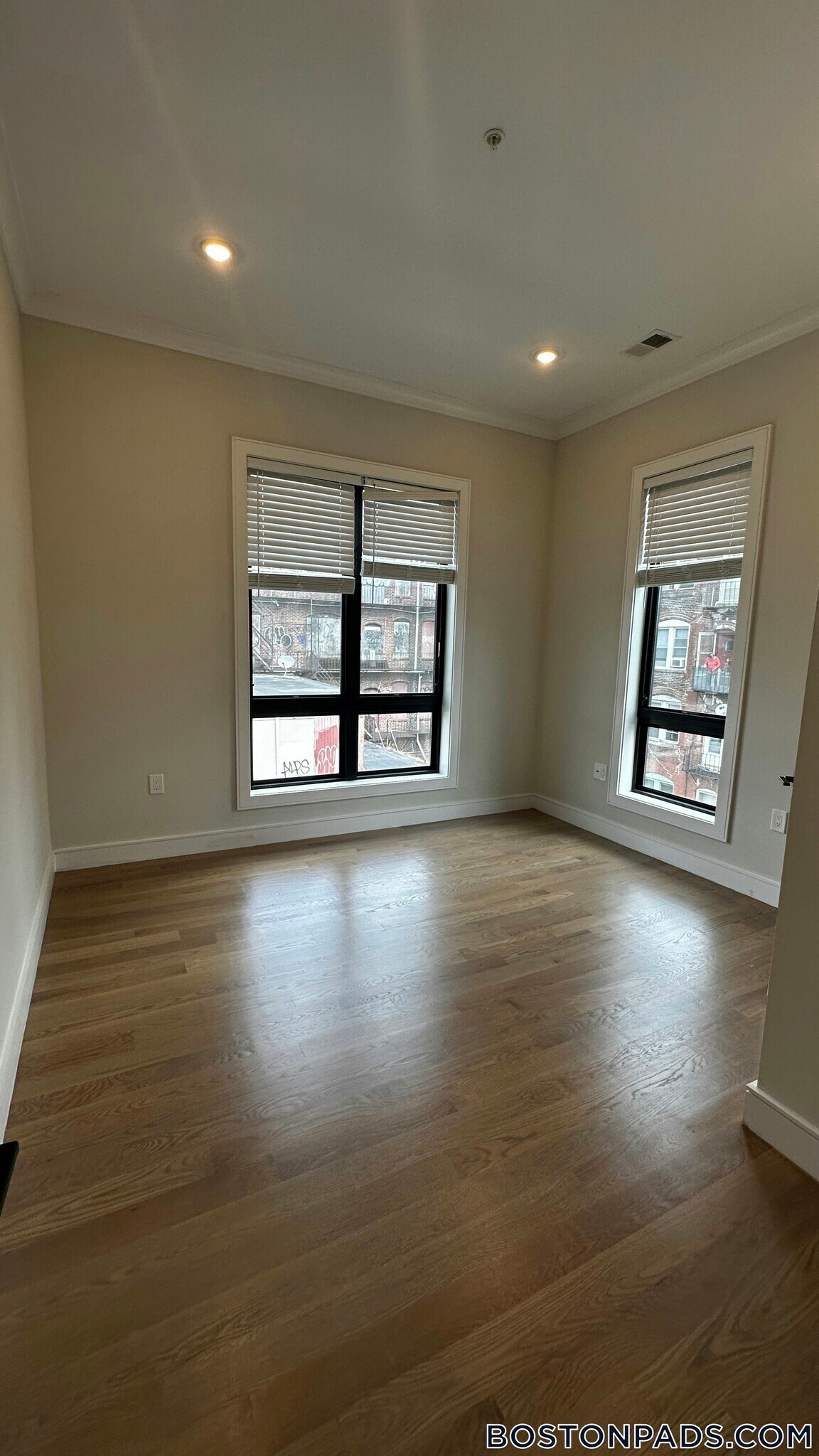 Building Photo - 16-18 Highgate (Roomate Rental) St.