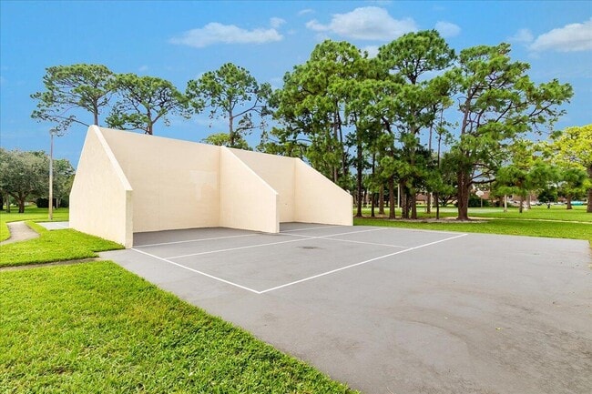 Building Photo - 709 7th Ln