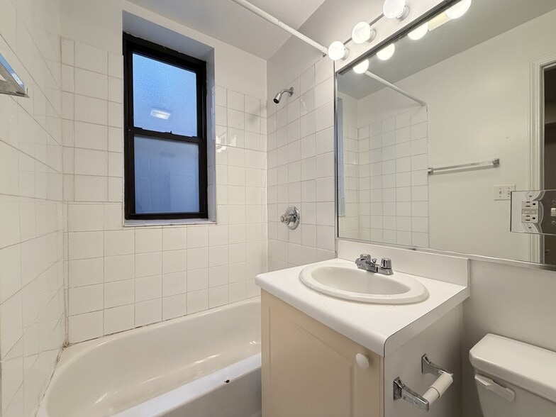 Building Photo - 909 W Dakin St