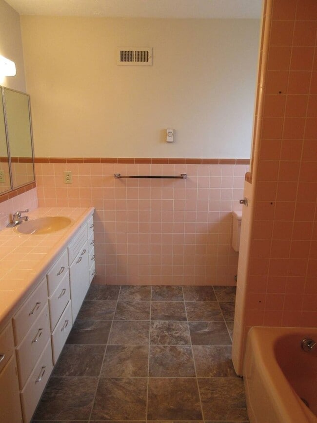 Building Photo - Spacious single level home with a retro feel - you must see!