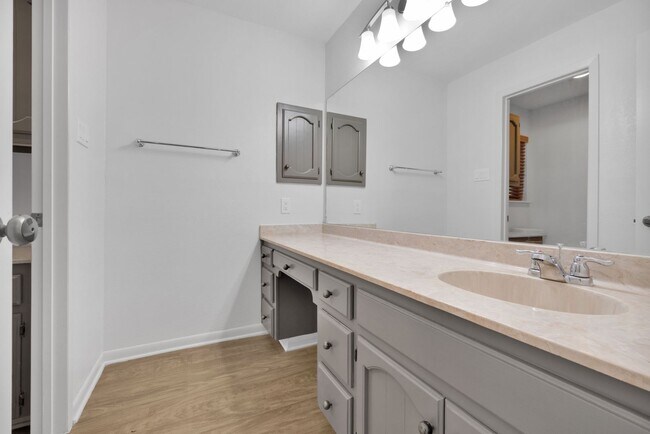 Building Photo - Charming 3/2 in Scenic Helotes, TX