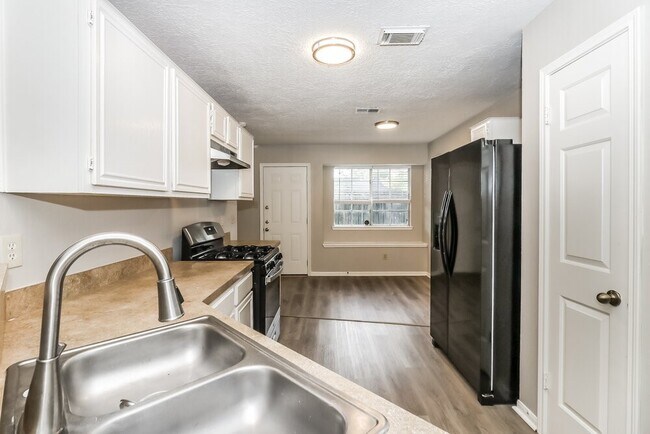 Building Photo - 16907 Dusty Mill Dr E