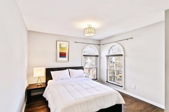 Building Photo - Luxury Midtown Private Retreat!