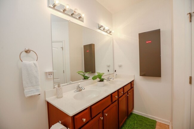 Building Photo - Riverside  Condo-RARE-Ready Jan 26