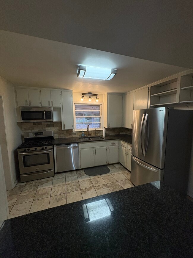 Building Photo - 913 Hillman St