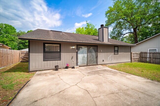 Building Photo - Charming 3-Bedroom, 2-bathroom Gem Awaits!