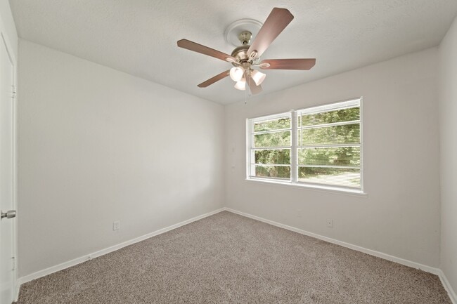 Building Photo - 2206 Hickory Ln