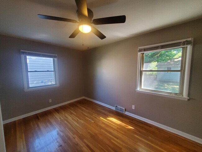 Building Photo - Single family home Recently renovated, mov...