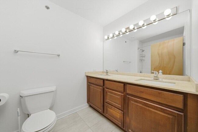 Building Photo - 2 Bed, 1.5 Bath With Garage Parking Included