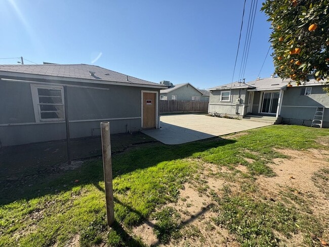Building Photo - Cozy Home On Spacious Lot near Ballpark coming soon!