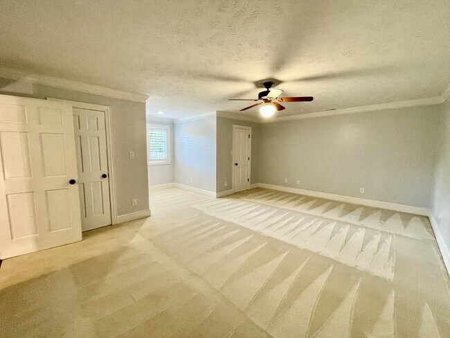 Building Photo - 4 Bed, 4 And A Half Bath Nest In Haymount