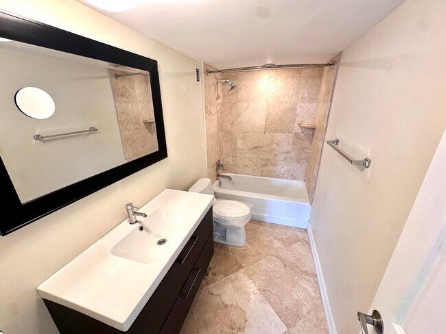 Building Photo - 1 Las Olas Cir