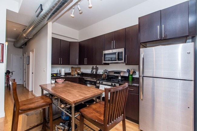 Building Photo - Condo Quality 1Bed/1 Bath in Hot Bucktown/Wicker Park Location! Central Air & In-Unit Laundry!