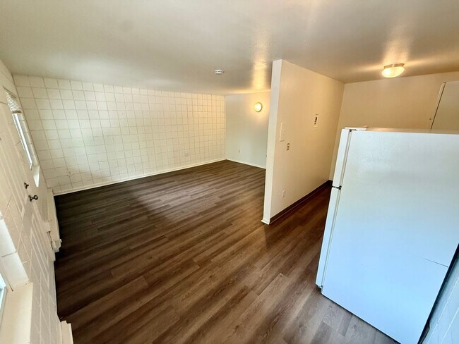 Building Photo - 509 S Bryan Ave