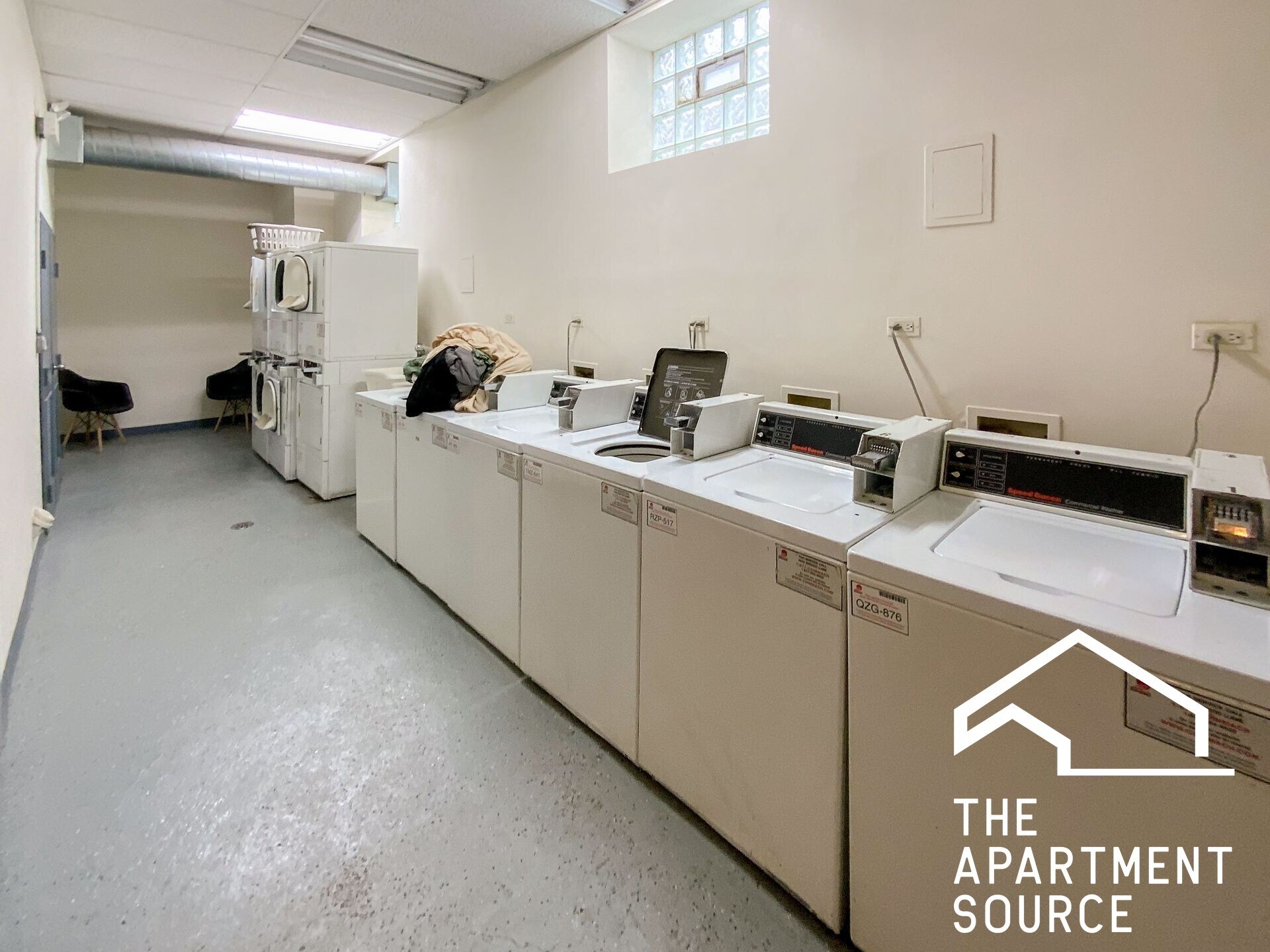 Building Photo - 3926 N Pine Grove Ave