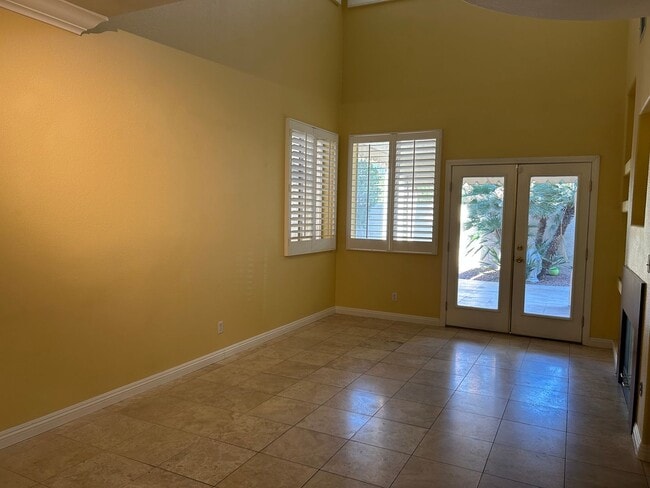 Building Photo - 2 story townhome in Seven Hills