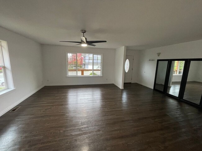Building Photo - Charming, Modern One Story Home! Pet Frien...