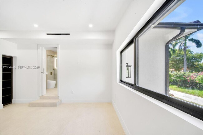 Building Photo - 899 NE 71st St