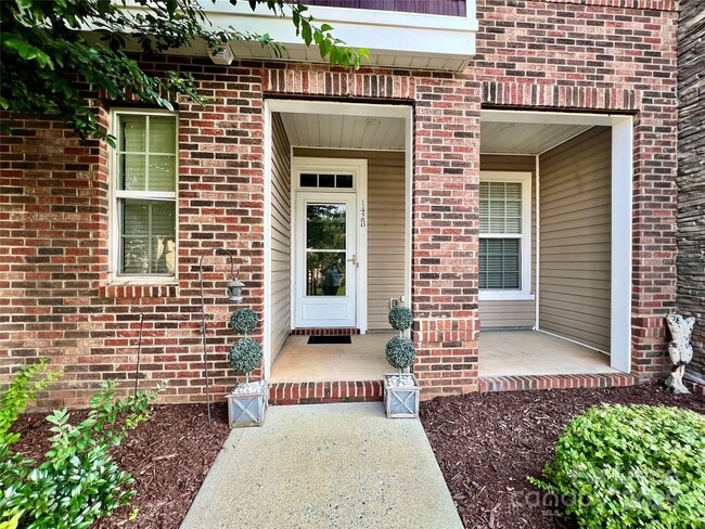 Building Photo - 142 Silverspring Pl