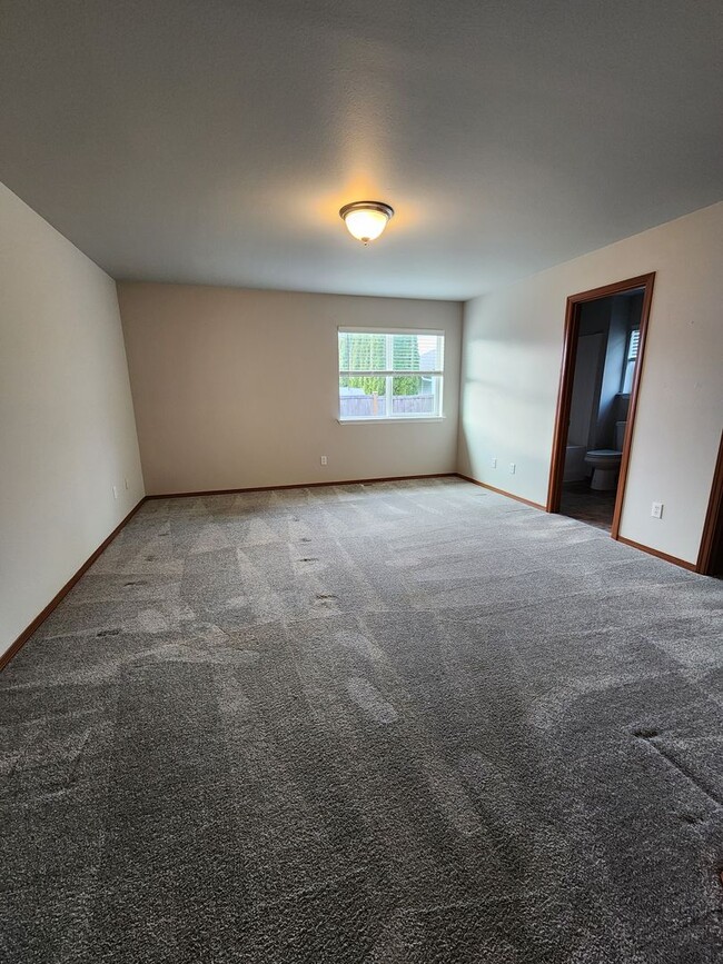 Building Photo - 3 BEDROOM  2.5  BATH IN CHEHALIS